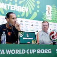 Virgil van Dijk en Ronald Koeman voorafgaand aan Nederland - Marokko