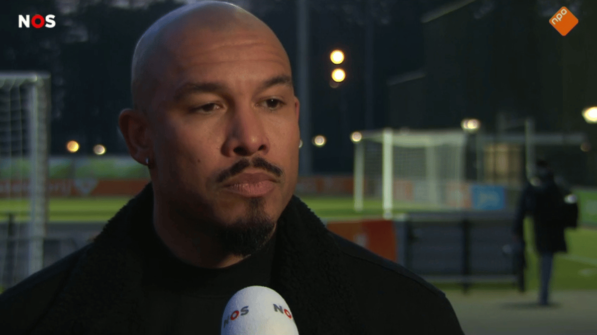 Nigel de Jong voor de camera van de NOS
