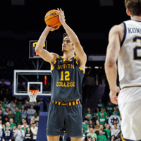 Quinten Post legt aan voor een driepunter