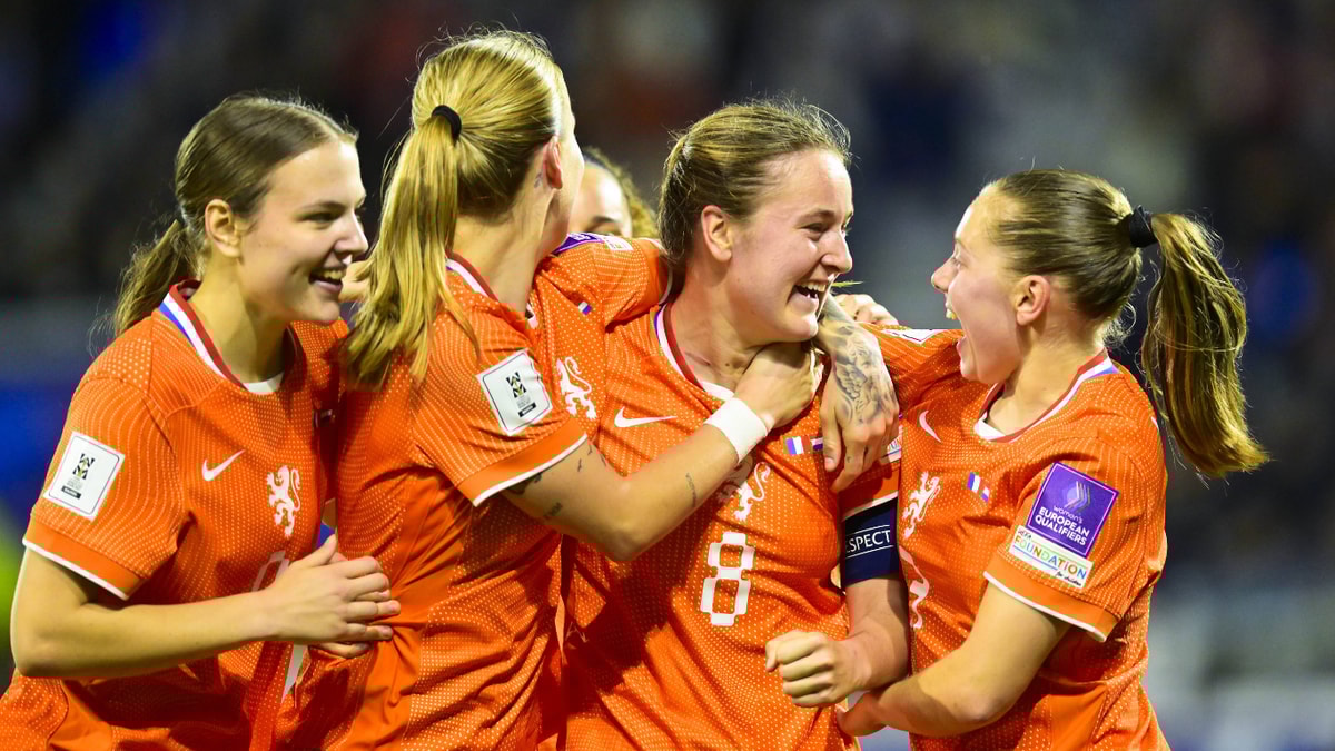 De Oranje Leeuwinnen vieren een doelpunt