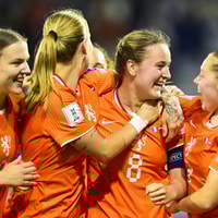 De Oranje Leeuwinnen vieren een doelpunt