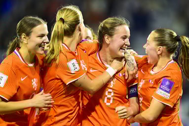 De Oranje Leeuwinnen vieren een doelpunt