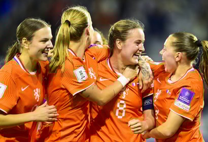 De Oranje Leeuwinnen vieren een doelpunt