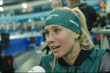 Merel Conijn voor de camera van de NOS