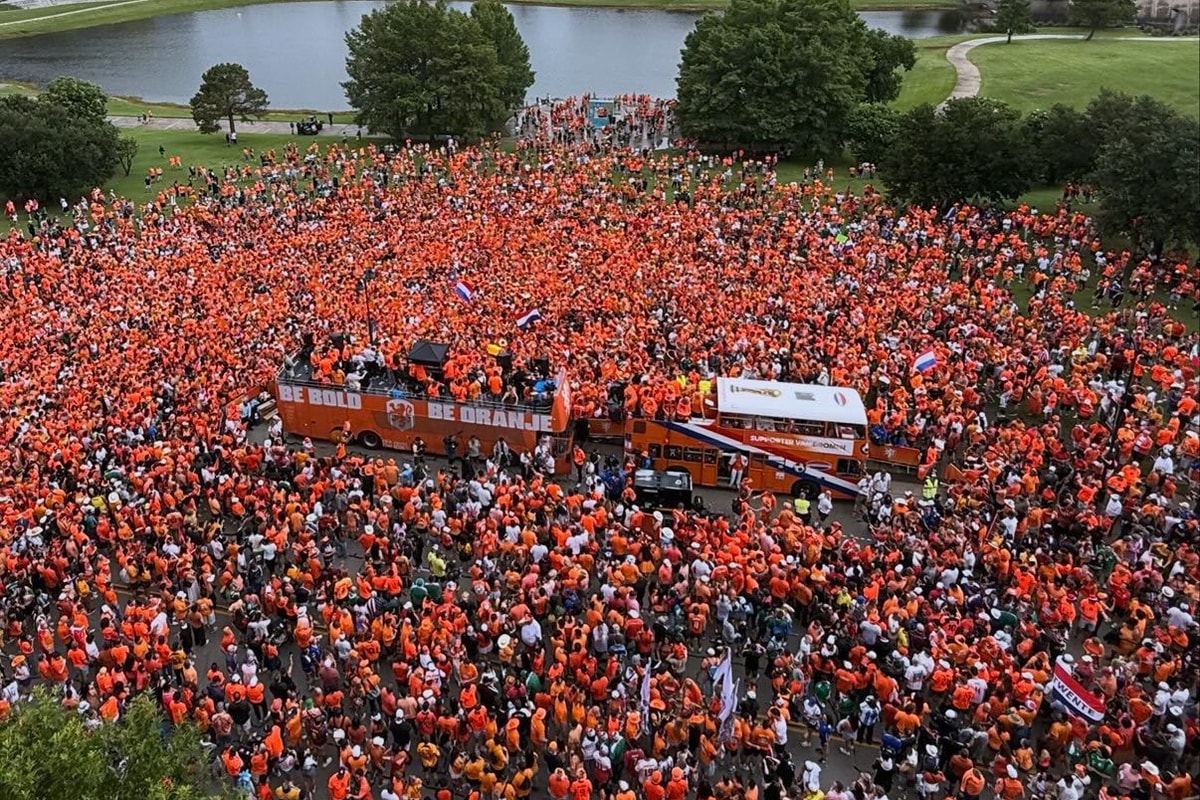 Fans van Oranje voorafgaand aan Nederland - Japan