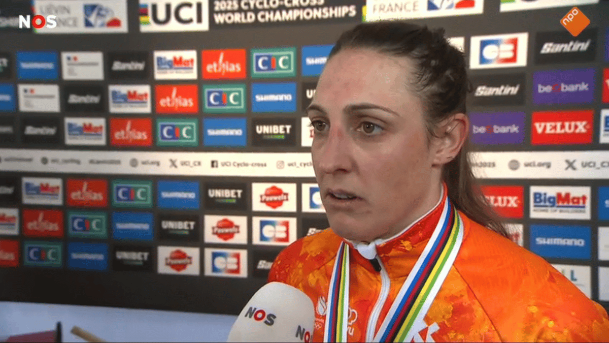 Lucinda Brand voor de camera van de NOS