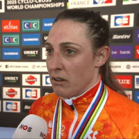 Lucinda Brand voor de camera van de NOS