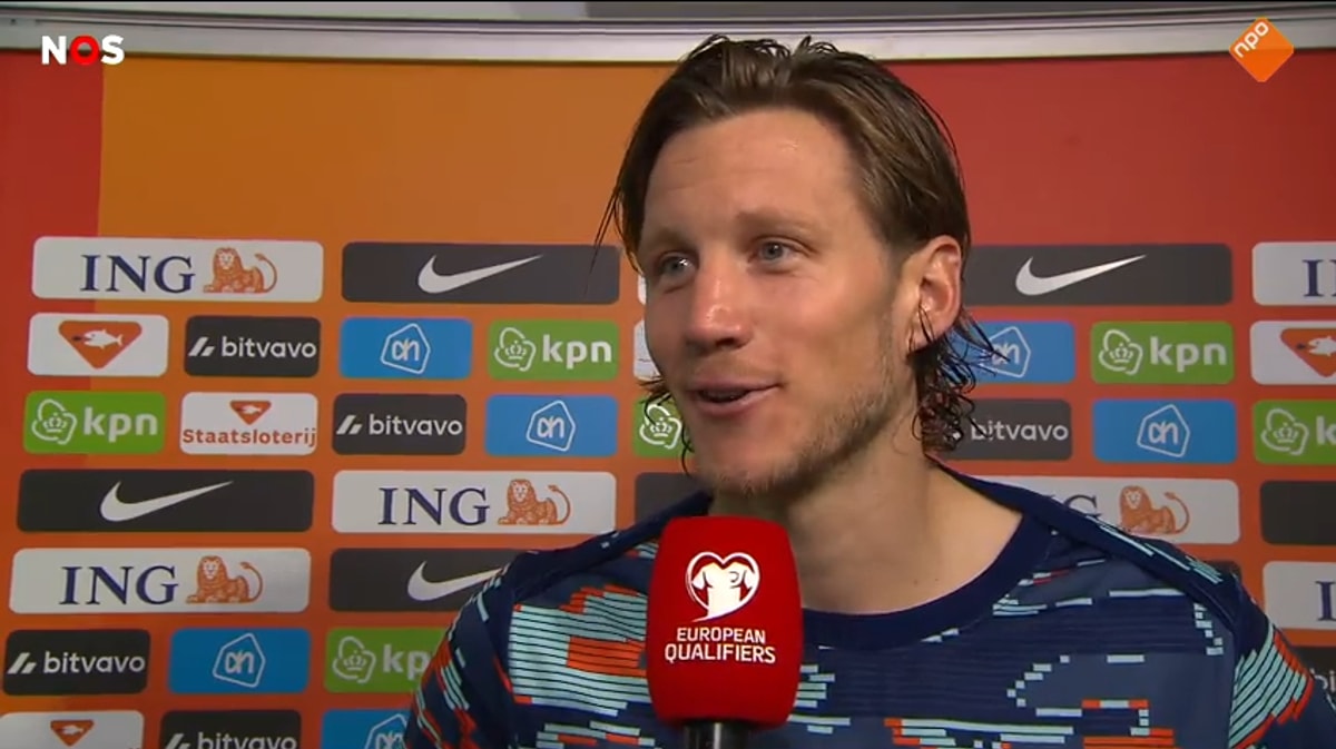 Wout Weghorst voor de camera van de NOS