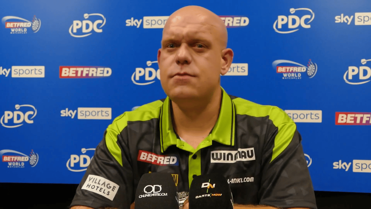 Michael van Gerwen tijdens een persconferentie