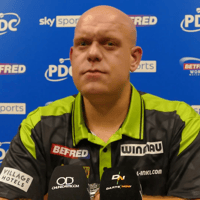 Michael van Gerwen tijdens een persconferentie