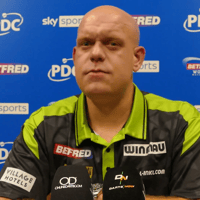 Michael van Gerwen tijdens een persconferentie