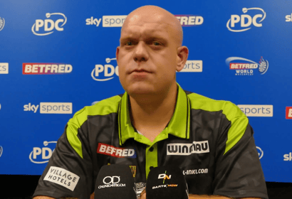 Michael van Gerwen tijdens een persconferentie