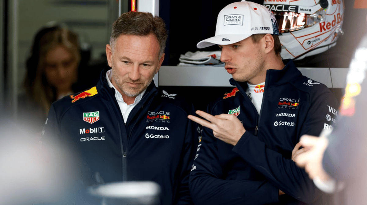 Max Verstappen in gesprek met Christian Horner