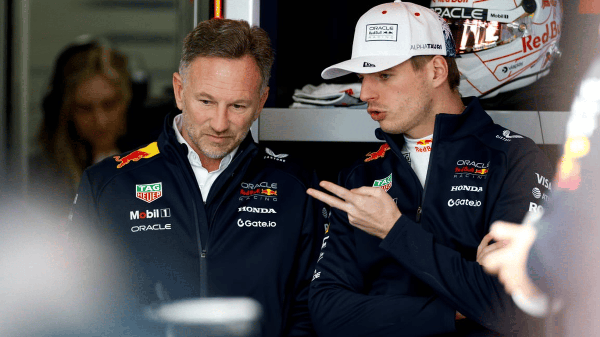 Max Verstappen in gesprek met Christian Horner