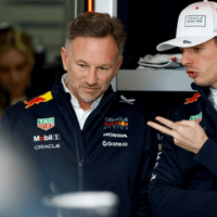 Max Verstappen in gesprek met Christian Horner
