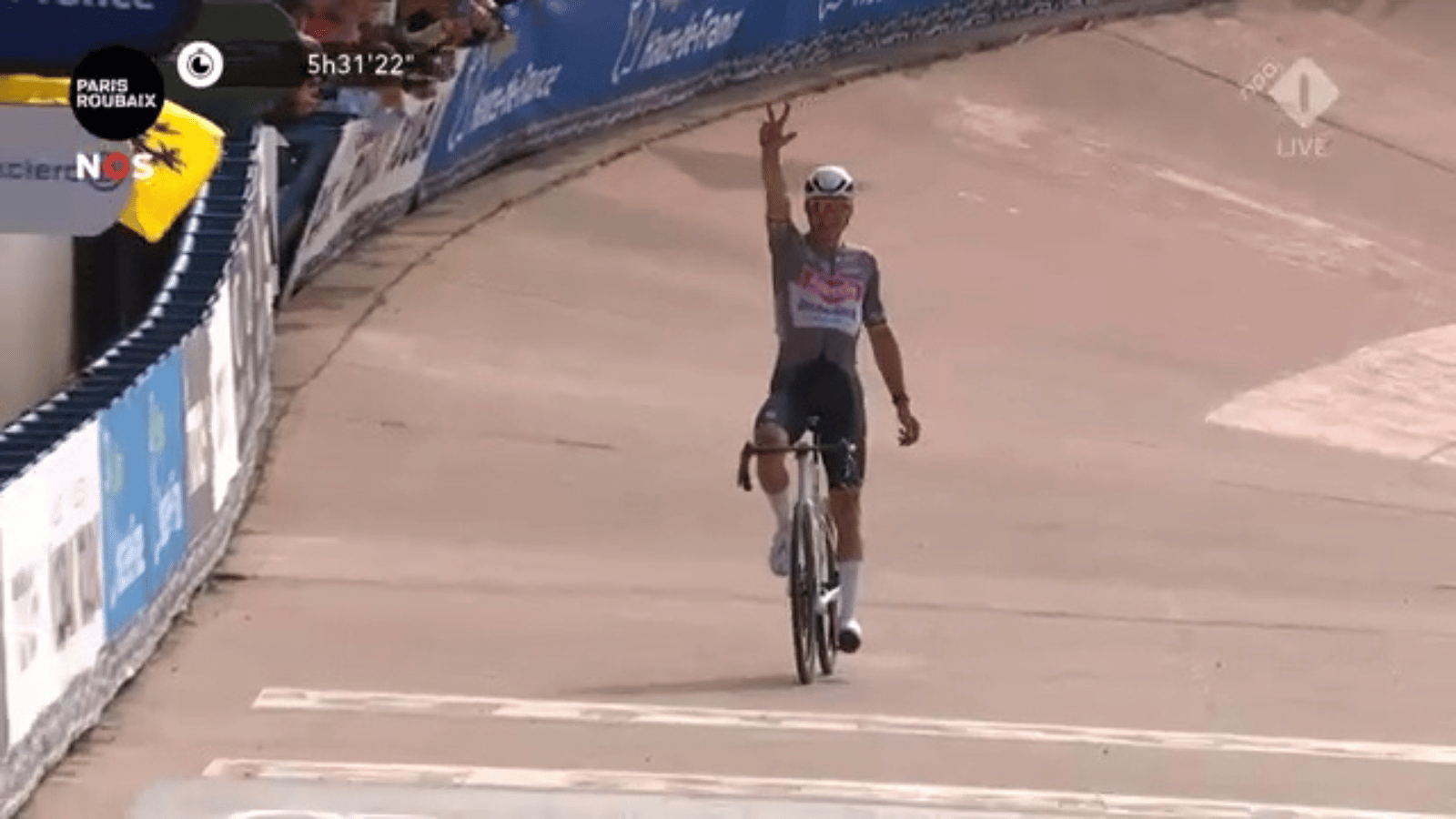 Mathieu van der Poel wint Parijs-Roubaix