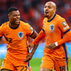 Denzel Dumfries (links) en Donyell Malen vieren een doelpunt