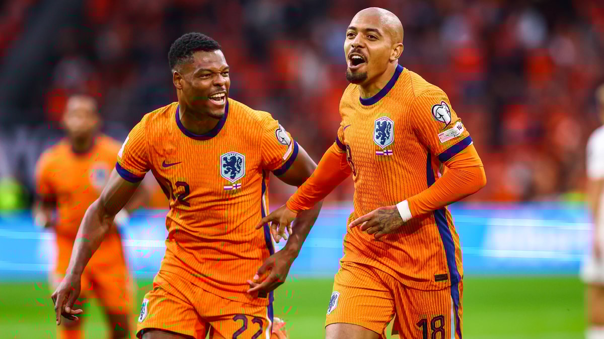 Denzel Dumfries (links) en Donyell Malen vieren een doelpunt