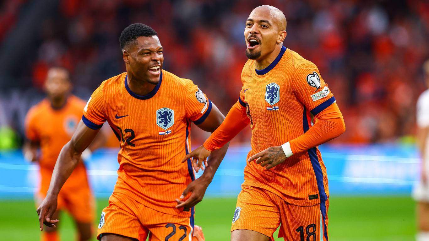 Denzel Dumfries (links) en Donyell Malen vieren een doelpunt