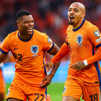 Denzel Dumfries (links) en Donyell Malen vieren een doelpunt