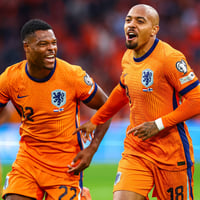 Denzel Dumfries (links) en Donyell Malen vieren een doelpunt