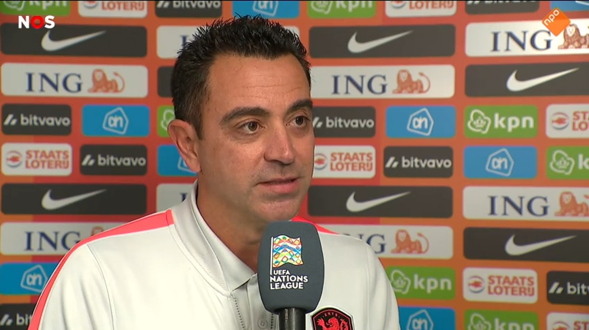 Xavi Hernández voor de camera van de NOS