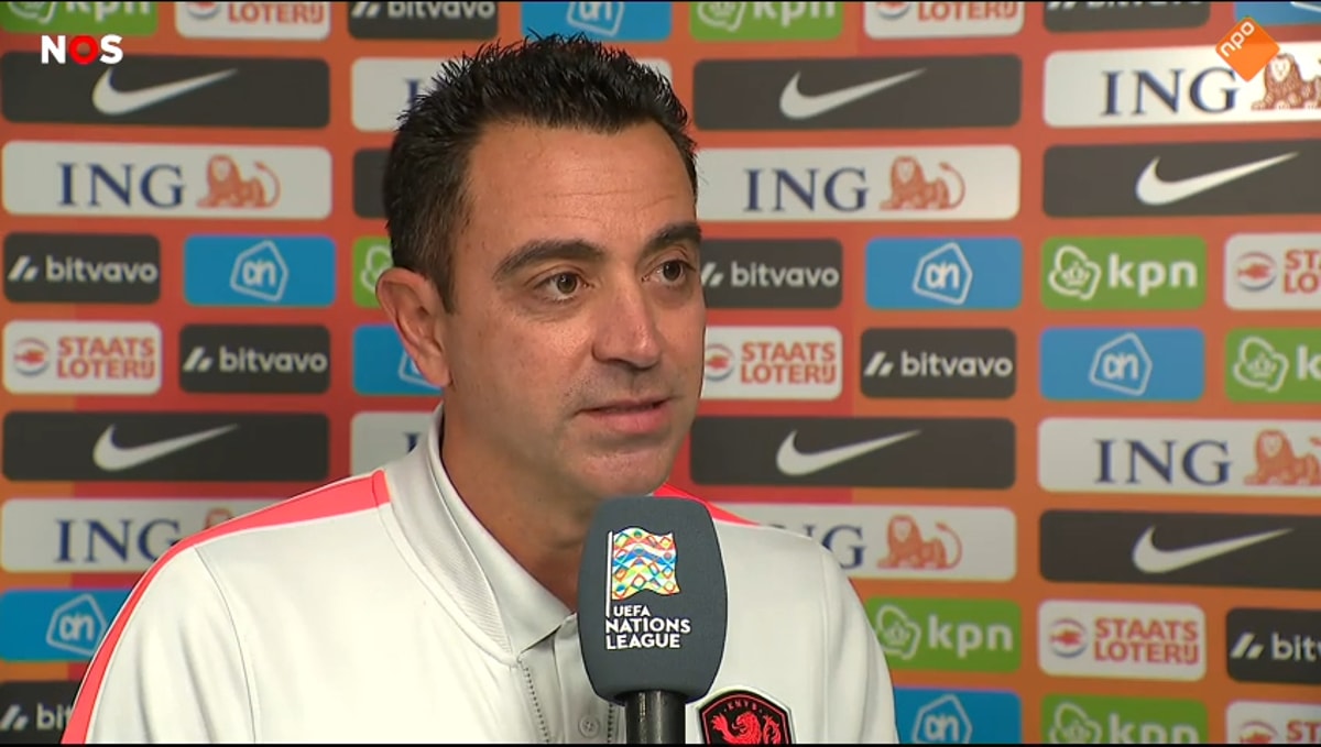 Xavi Hernández voor de camera van de NOS