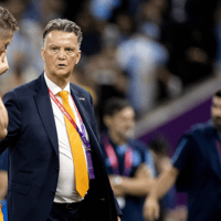 Louis van Gaal tijdens het WK van 2022 in gesprek met Wout Weghorst