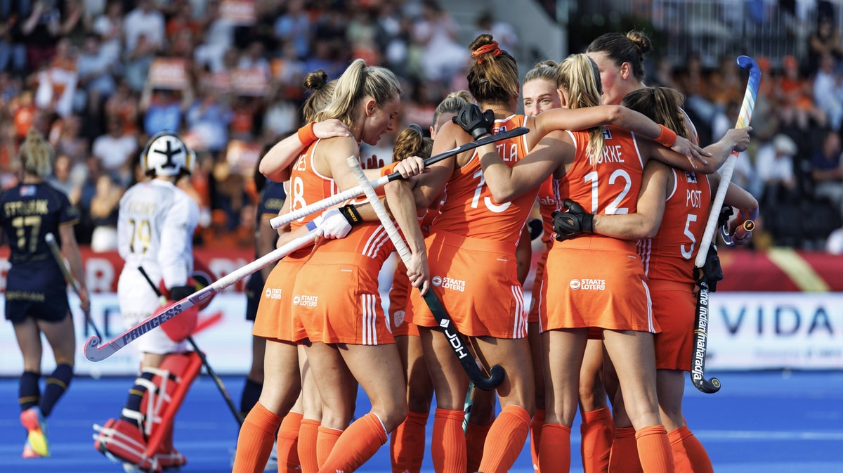 Nederland viert de 1-0 van Frederique Matla tegen België