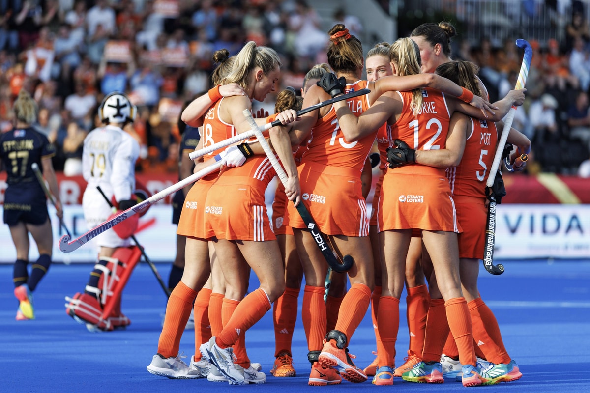 Nederland viert de 1-0 van Frederique Matla tegen België
