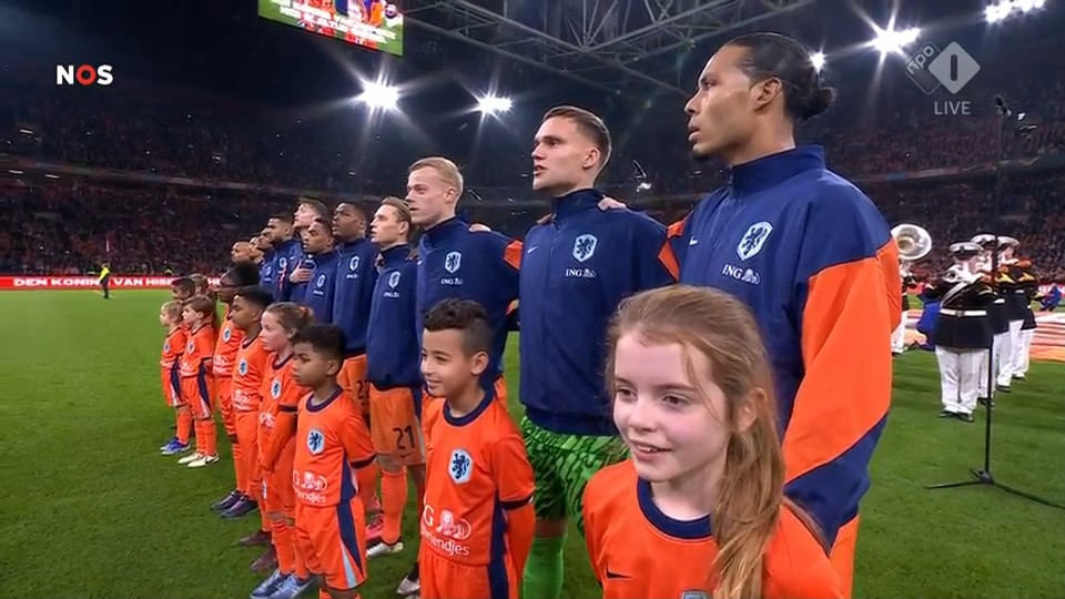 De spelers van het Nederlands elftal luisteren naar het volkslied