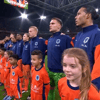 De spelers van het Nederlands elftal luisteren naar het volkslied