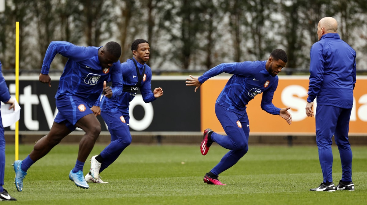 Denzel Dumries, Tyrell Malacia en Georginio Wijnaldum tijdens de training