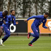 Denzel Dumries, Tyrell Malacia en Georginio Wijnaldum tijdens de training