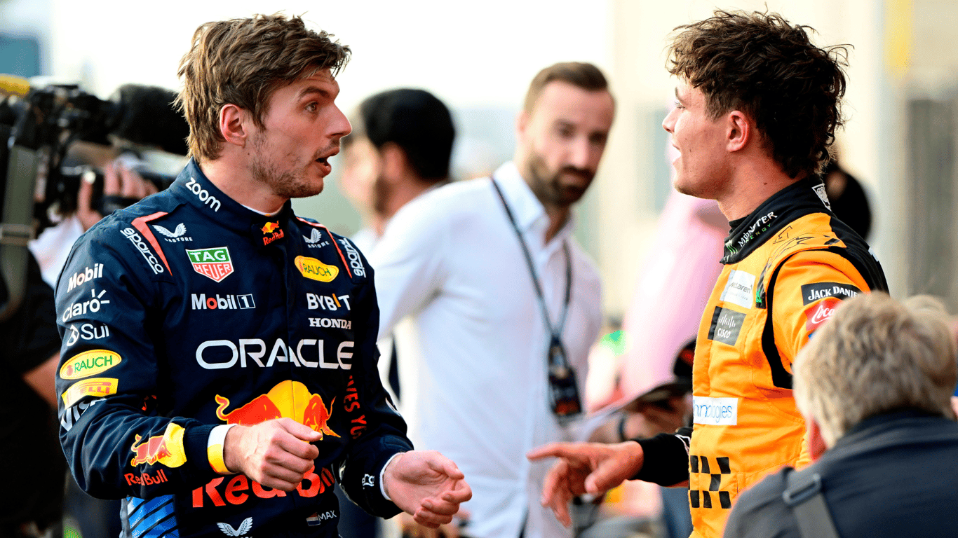 Max Verstappen in gesprek met Lando Norris 