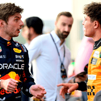 Max Verstappen in gesprek met Lando Norris 
