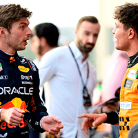 Max Verstappen in gesprek met Lando Norris 