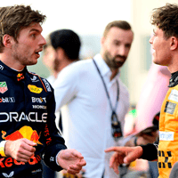 Max Verstappen in gesprek met Lando Norris 