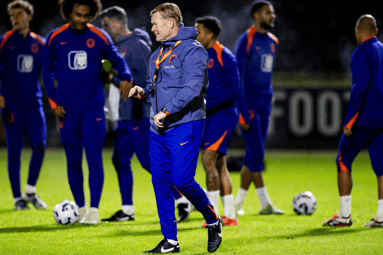 Bondscoach Ronald Koeman tijdens training van Oranje