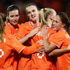 De Oranje Leeuwinnen vieren een doelpunt