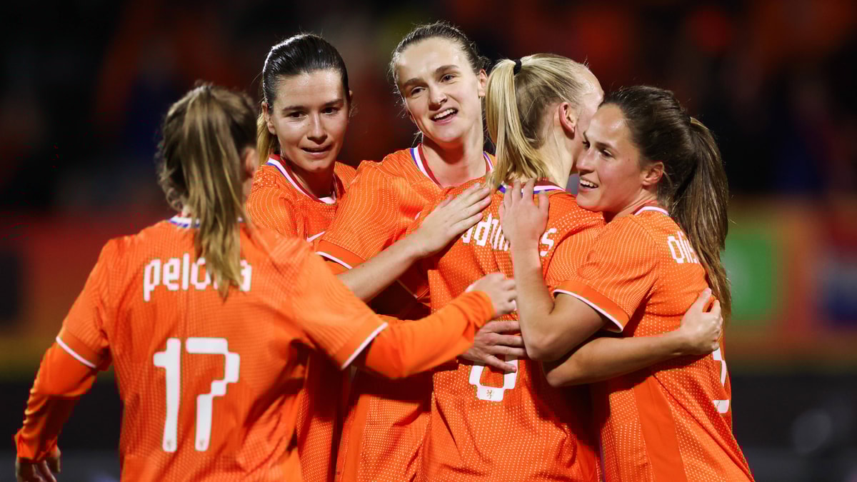 De Oranje Leeuwinnen vieren een doelpunt