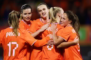 De Oranje Leeuwinnen vieren een doelpunt
