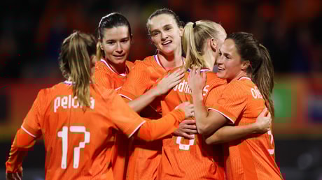 De Oranje Leeuwinnen vieren een doelpunt