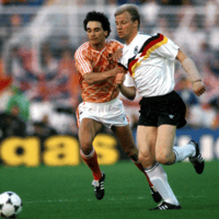 Gerald Vanenburg in gevecht om de bal met Hansi Pflügler op het EK 1988