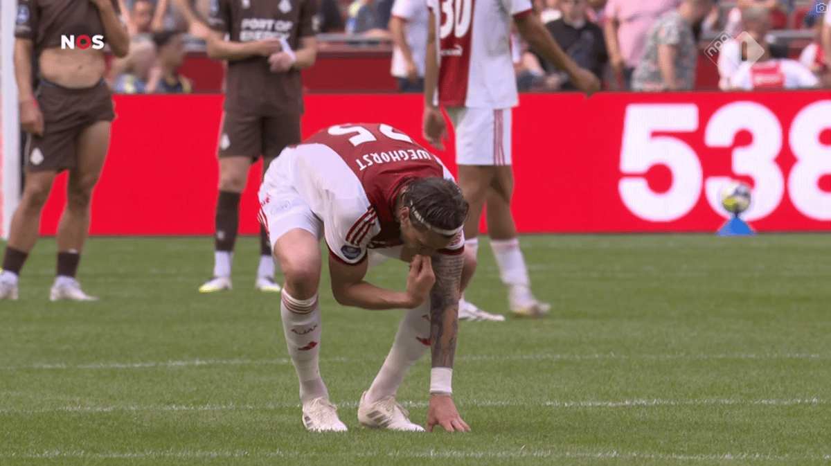 Wout Weghorst eet gras