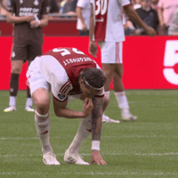 Wout Weghorst eet gras