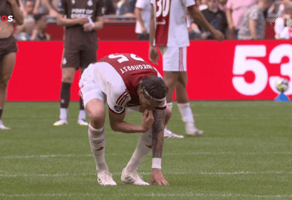 Wout Weghorst eet gras