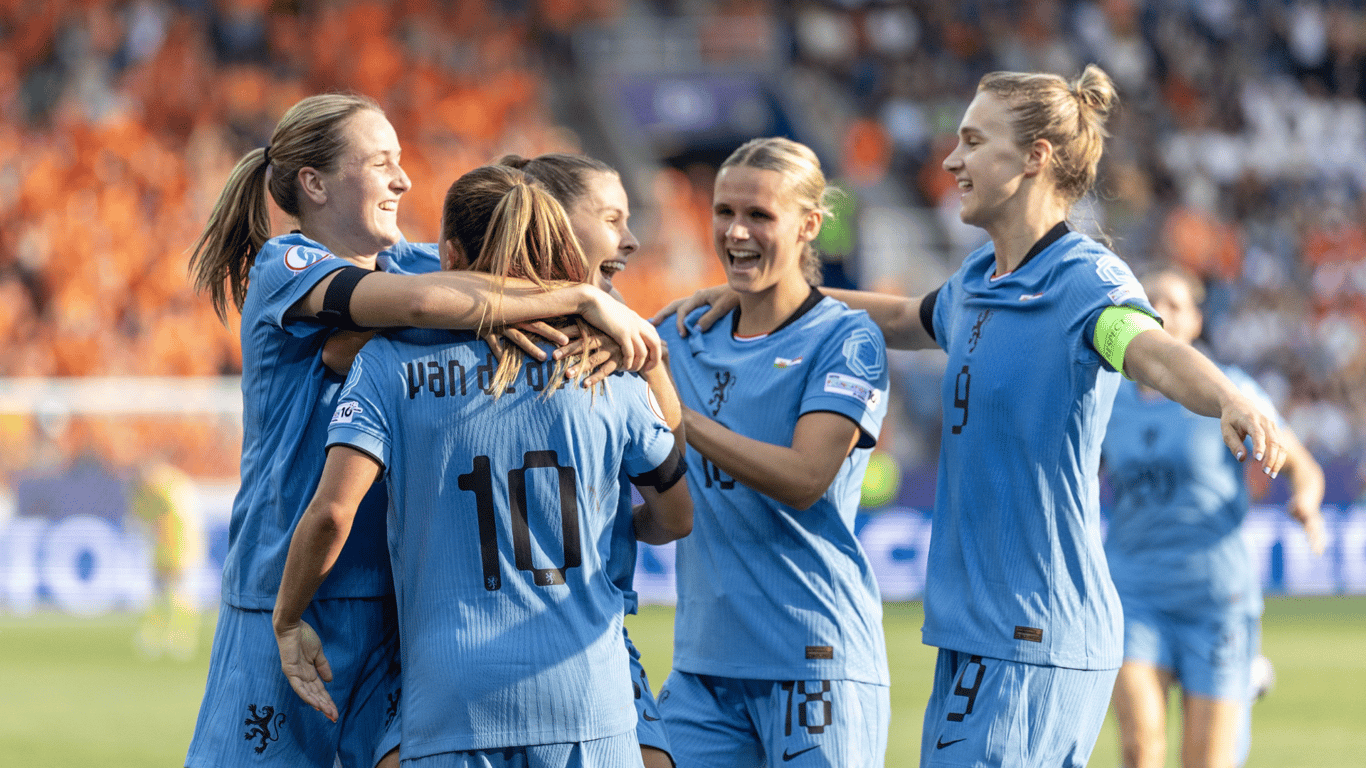 De Oranje Leeuwinnen vieren een doelpunt