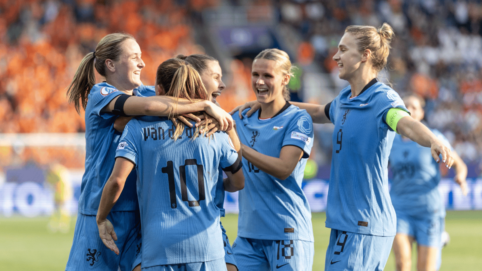De Oranje Leeuwinnen vieren een doelpunt