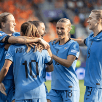 De Oranje Leeuwinnen vieren een doelpunt